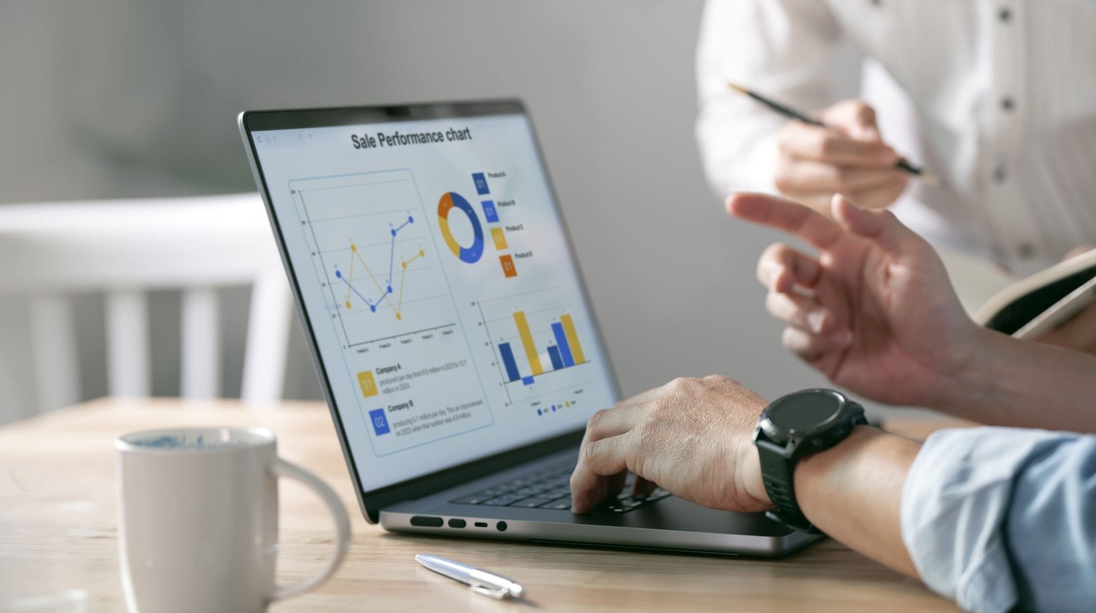 Empresario revisando su CRM y Gestión de Ventas