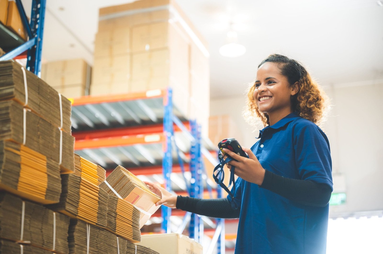 Mujer encargada de distribución revisando entregas.