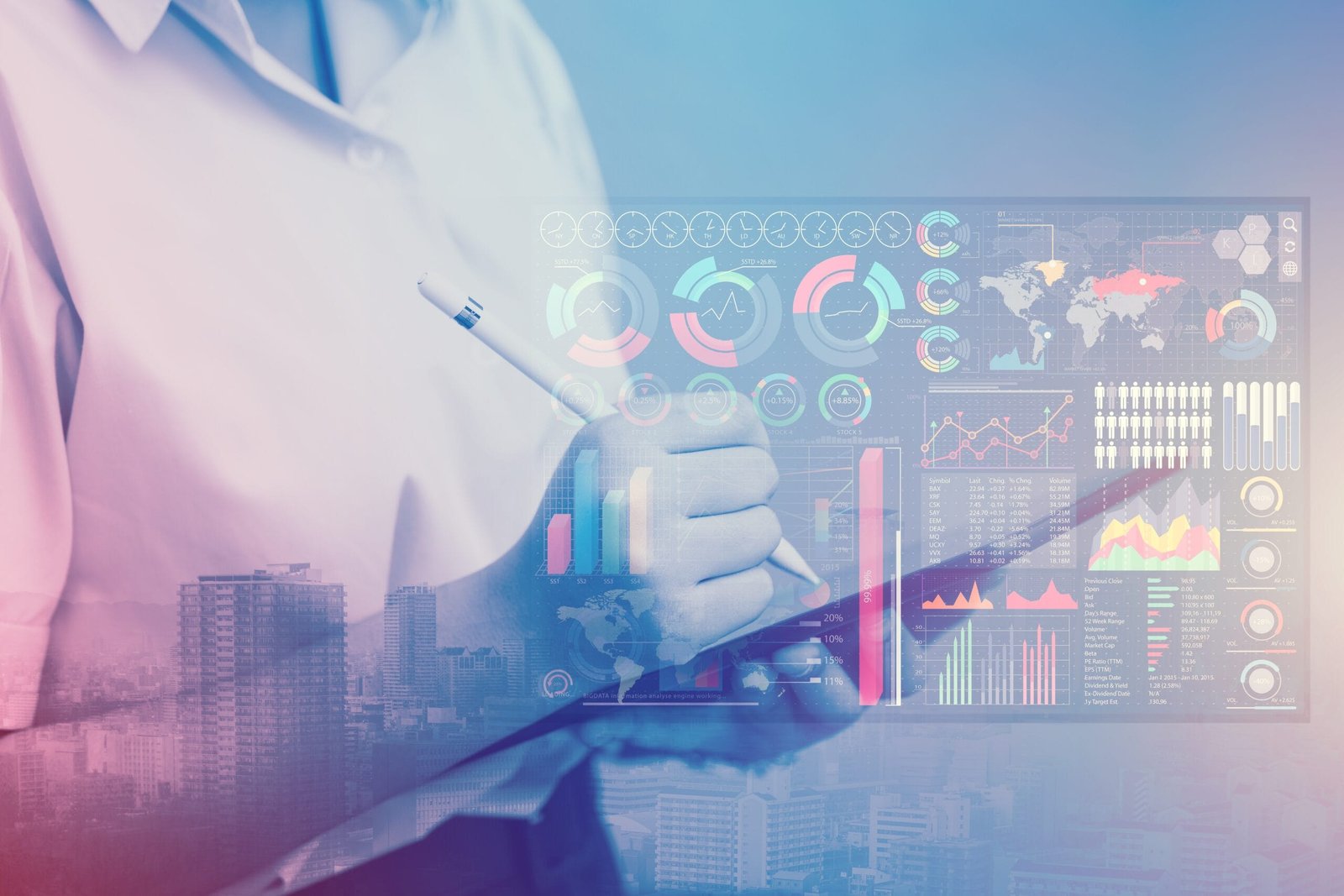 Gestión Empresarial - ERP 1 Hombre de negocio consultando gráficos en una tablet.