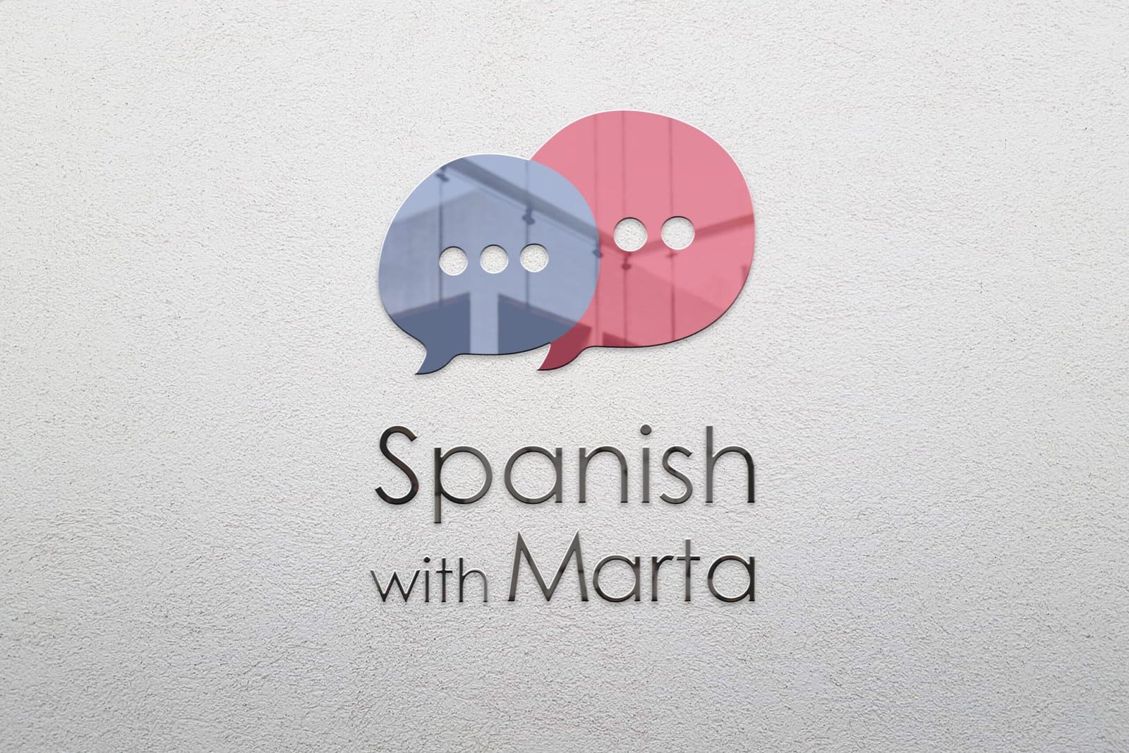 Logotipo de Spanish with Marta sobre fondo de pared