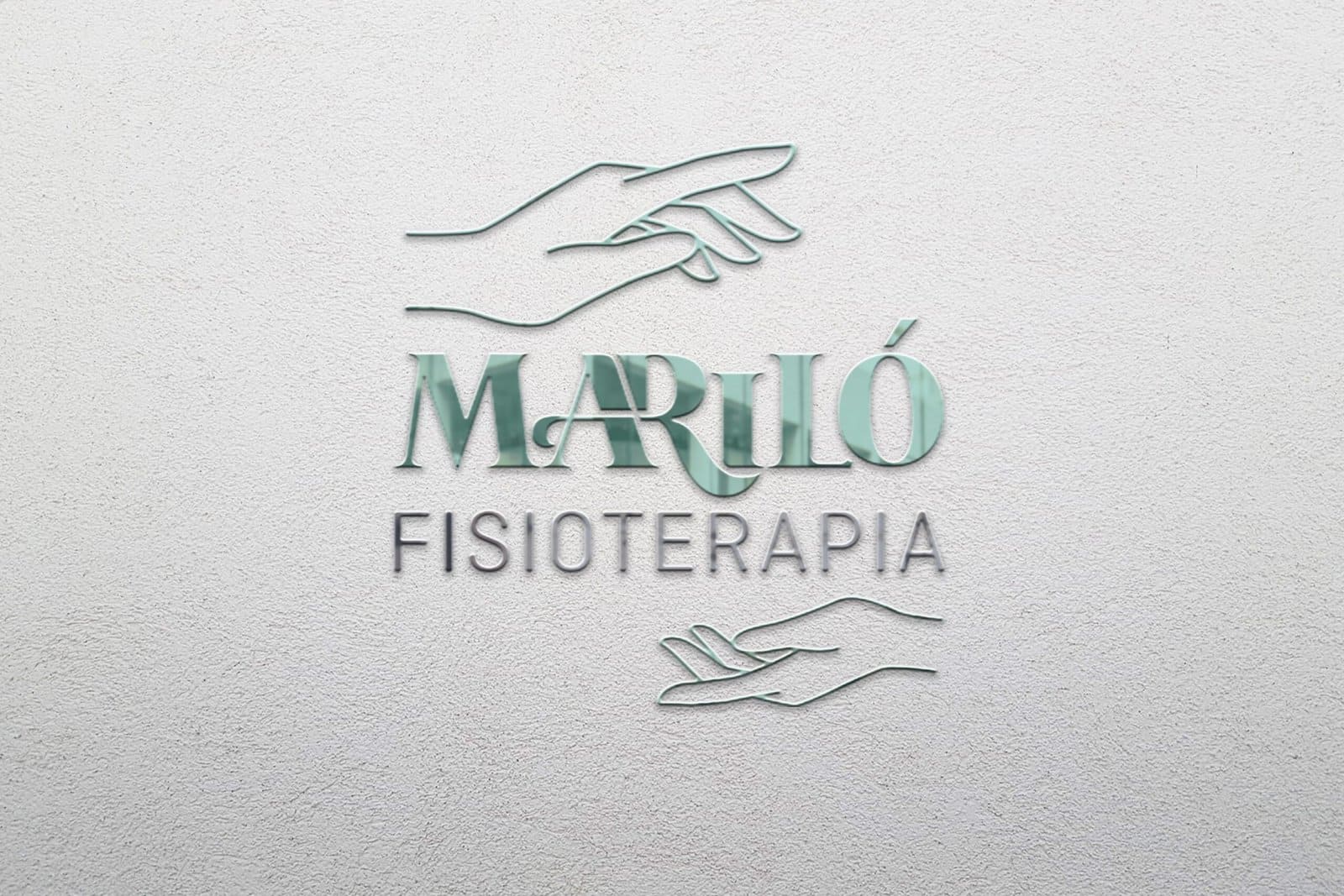 Logotipo de Mariló Fisioterapia adornado con el dibujo del contorno de dos manos.