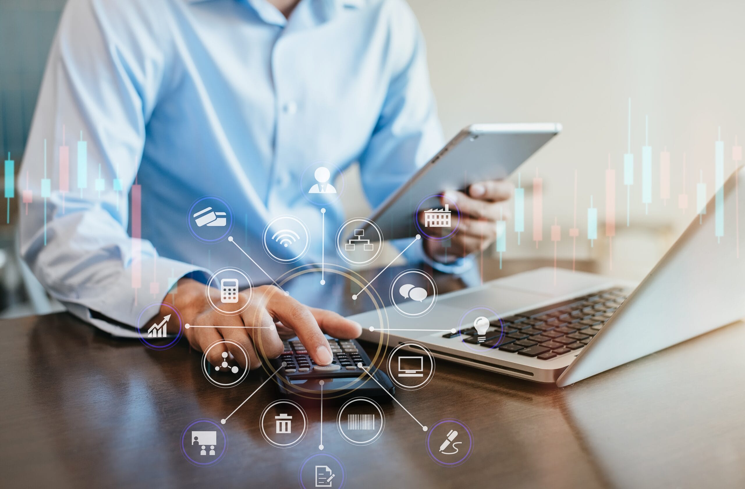 Gestión Empresarial - ERP 2 Hombre de negocios realizando cálculos mientras hace trámites. Gestión Empresarial EMP.