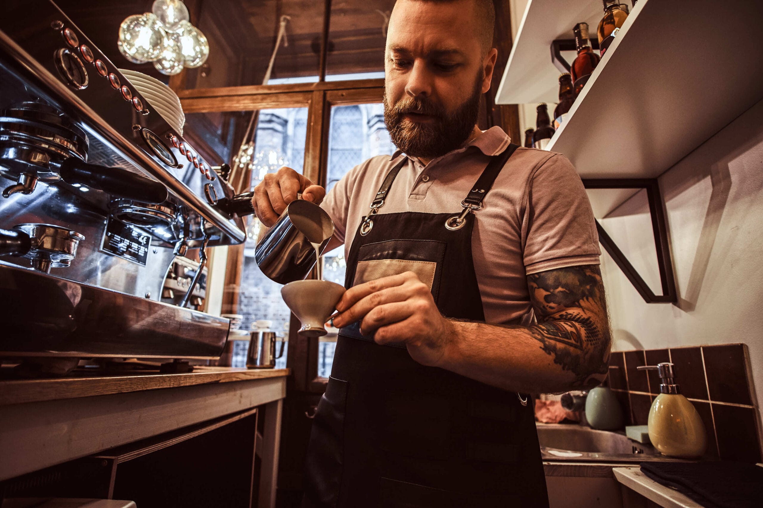 Camarero sirviendo café - Hostelería